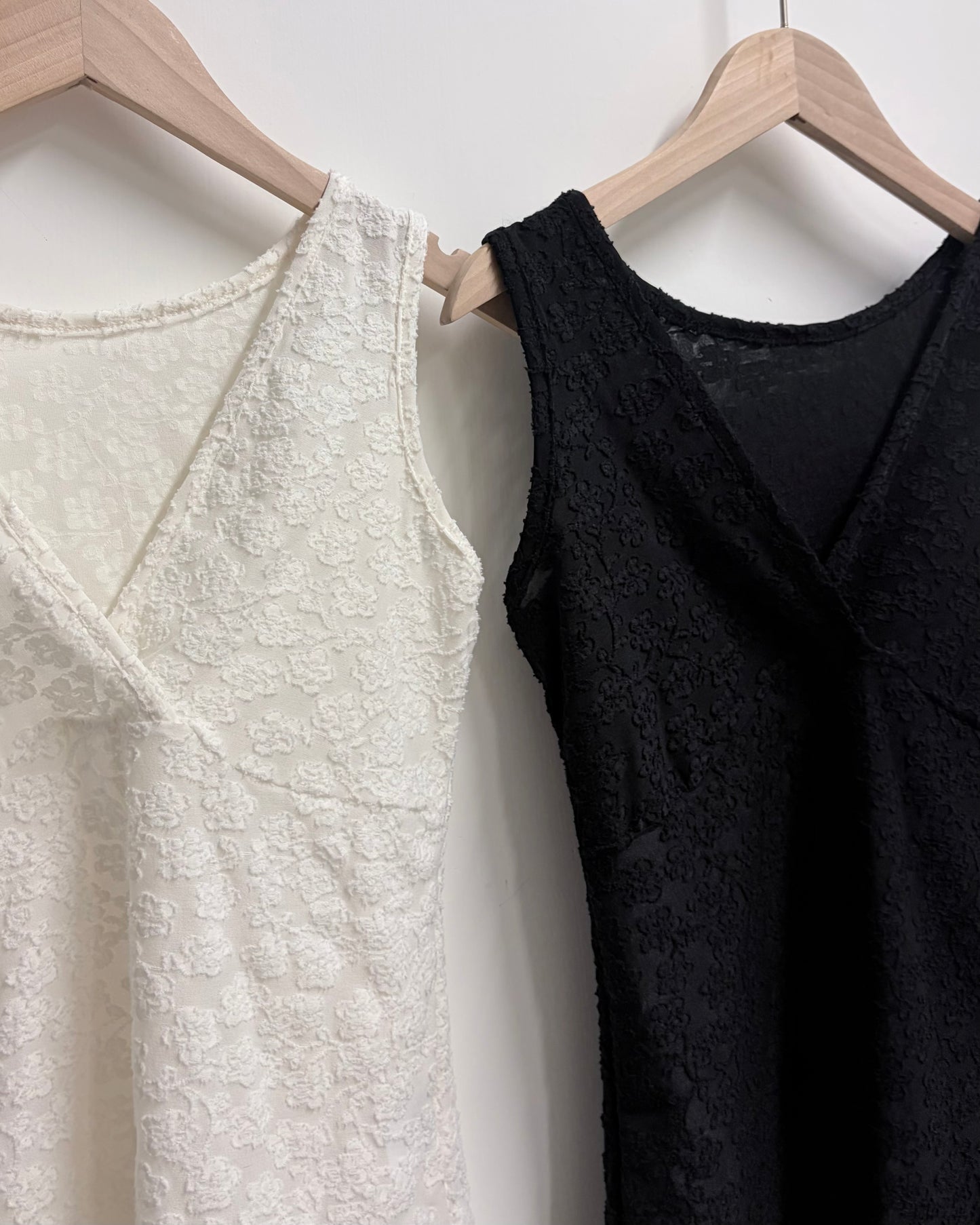 TP778- 暗花V Neck Vest | Ivory | Black